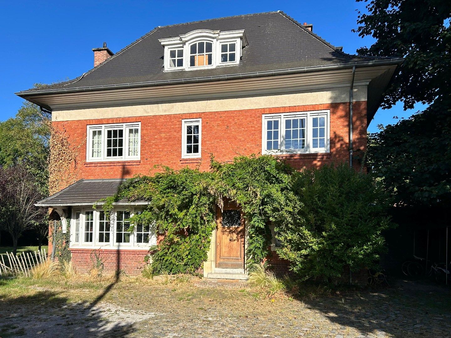 Hoofdfoto van de publicatie: Te renoveren statige en karaktervolle villa op een royaal perceel