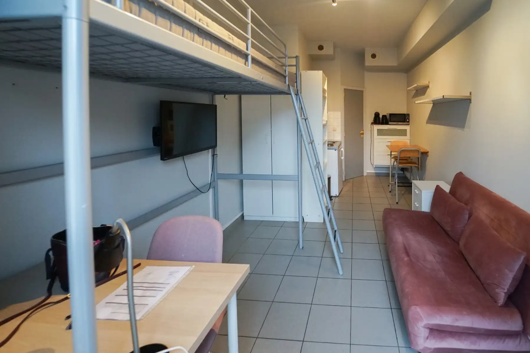 Bemeubelde studentenstudio foto {{pictureIndex}}