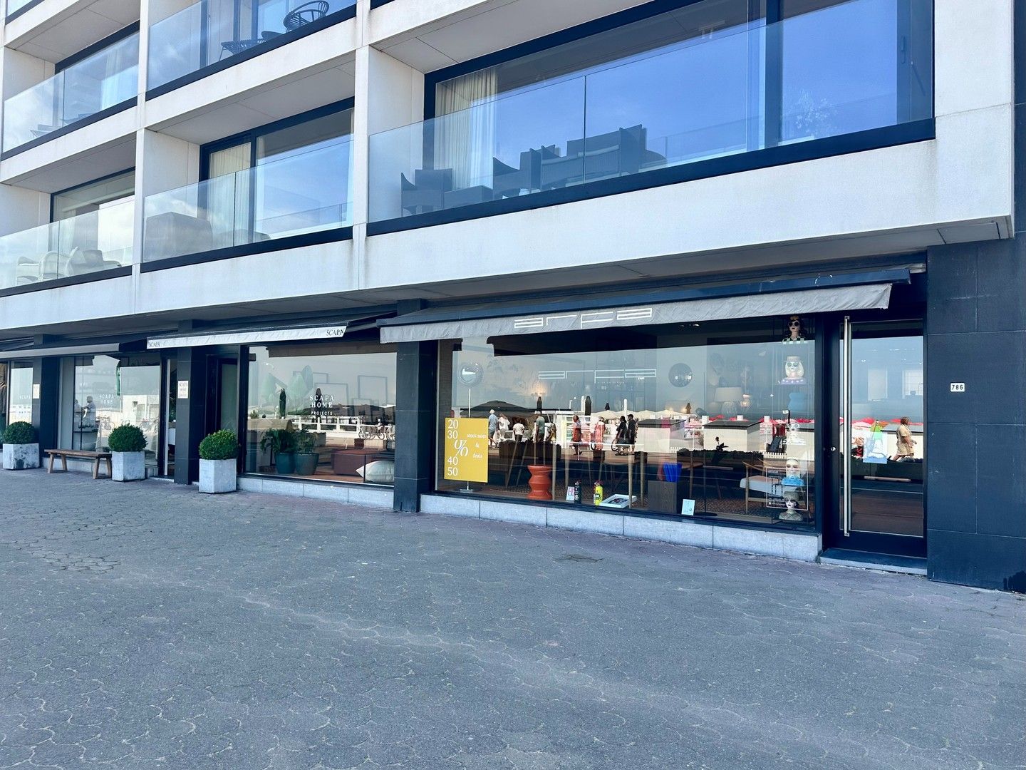 Te huur: commercieel handelspand op de zeedijk in hartje Zoute. foto 6