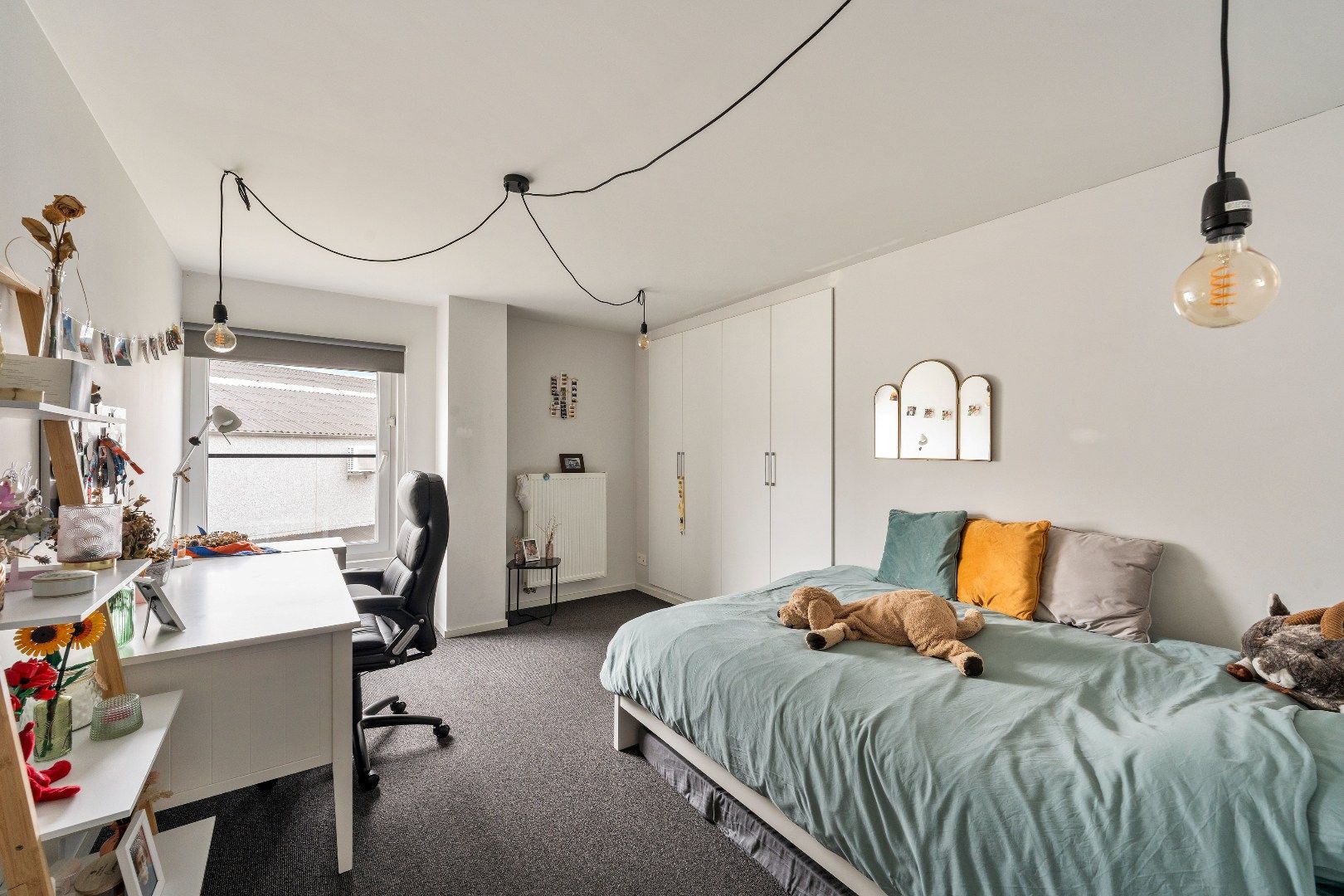 Magazijn en woonst met 4 slaapkamers op bedrijventerrein. foto 13