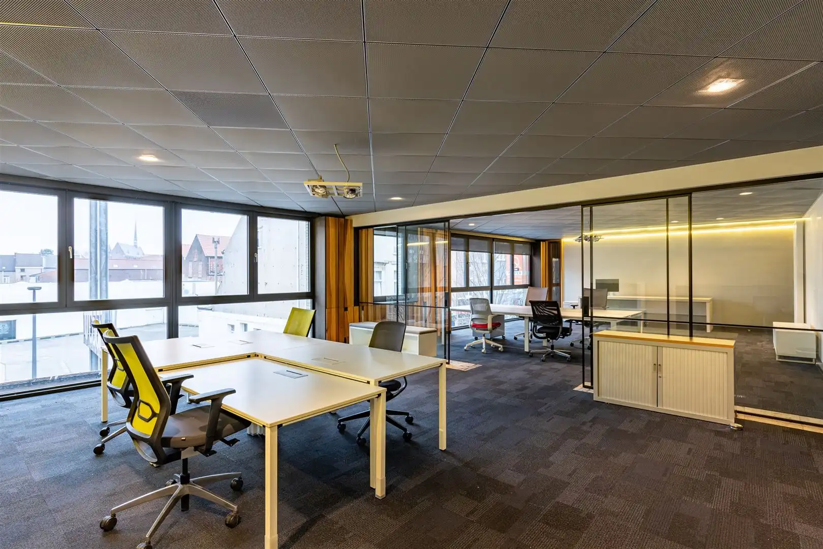 Moderne kantoren aan Station Gent Dampoort foto {{pictureIndex}}