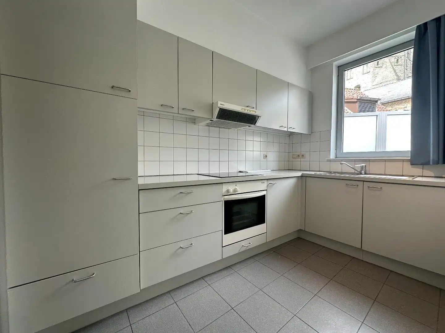 Lichtrijk appartement met 1 slpk en groot zonnig terras, hartje Torhout foto 4