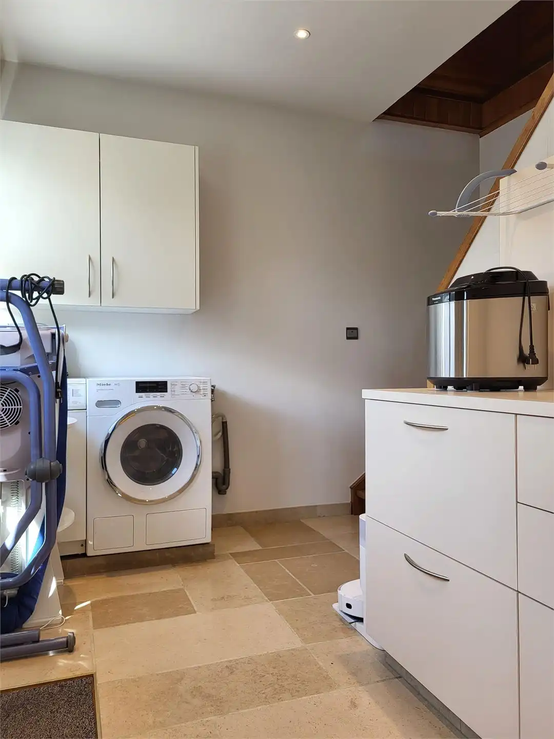Deze ruime en uitstekend onderhouden villa-bungalow op een perceel van 1.264 m² combineert comfort, functionaliteit en een aangename woonbeleving met een zuidgericht terras en een prachtig aangelegde tuin met zwembad en badhuis. foto 27