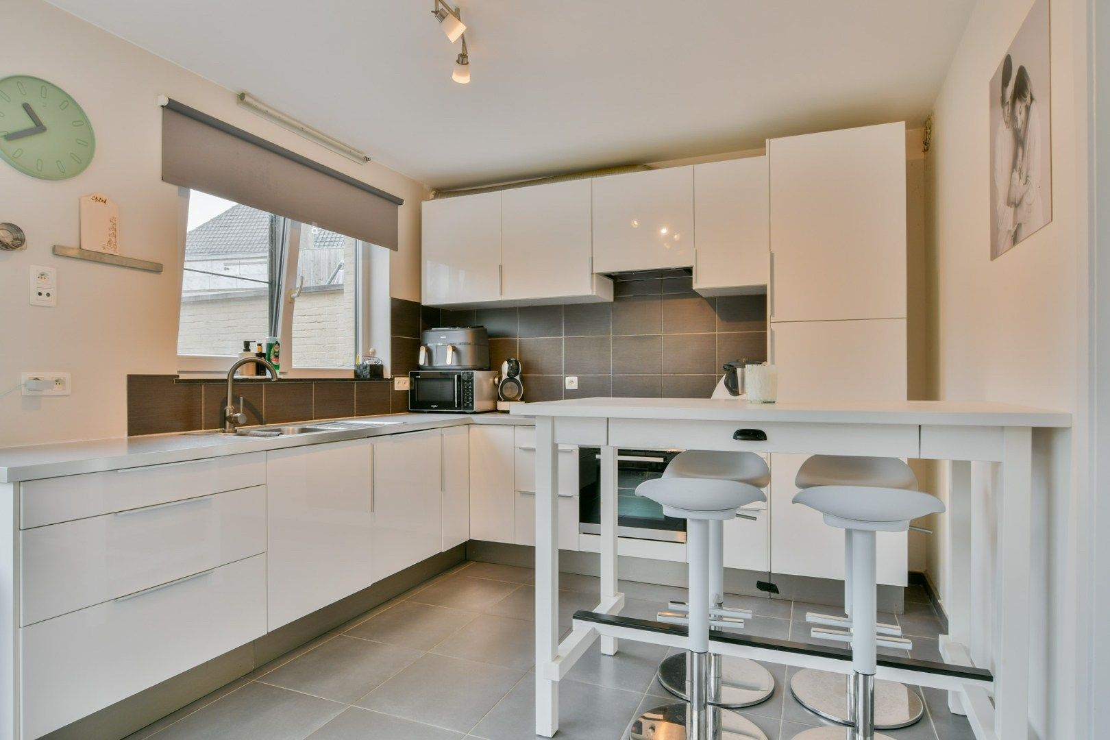 Instapklare gezinswoning met tuin en garage in hartje Aartrijke foto 4