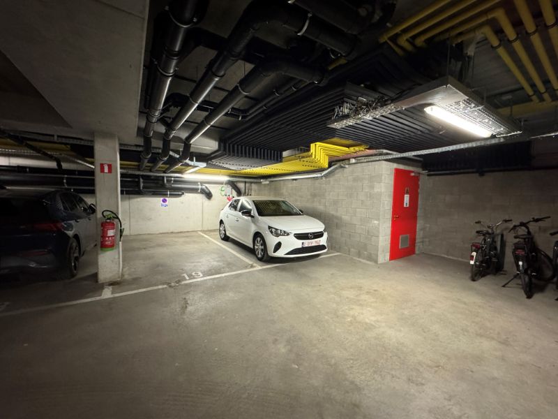 Ondergrondse autostaanplaats TE KOOP Mechelen foto {{pictureIndex}}