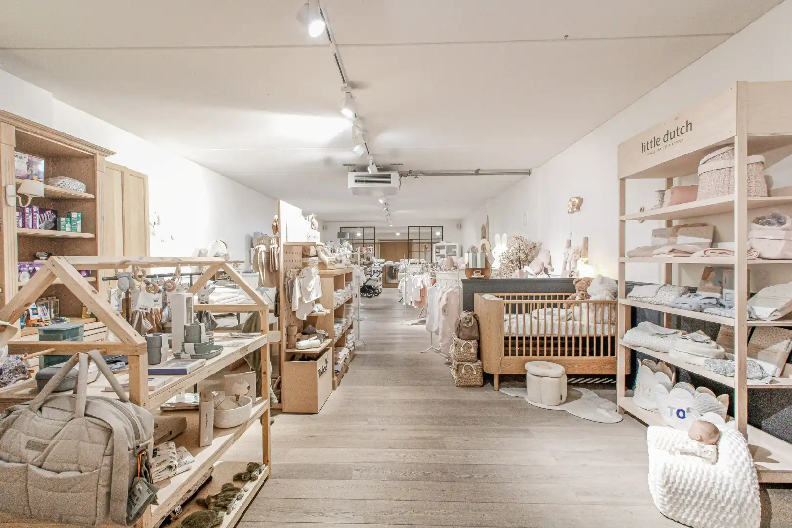 Zeer centraal gelegen handelspand op Lippenslaan 207, 306m² glv plus mezzanine, kelder en garage foto 2