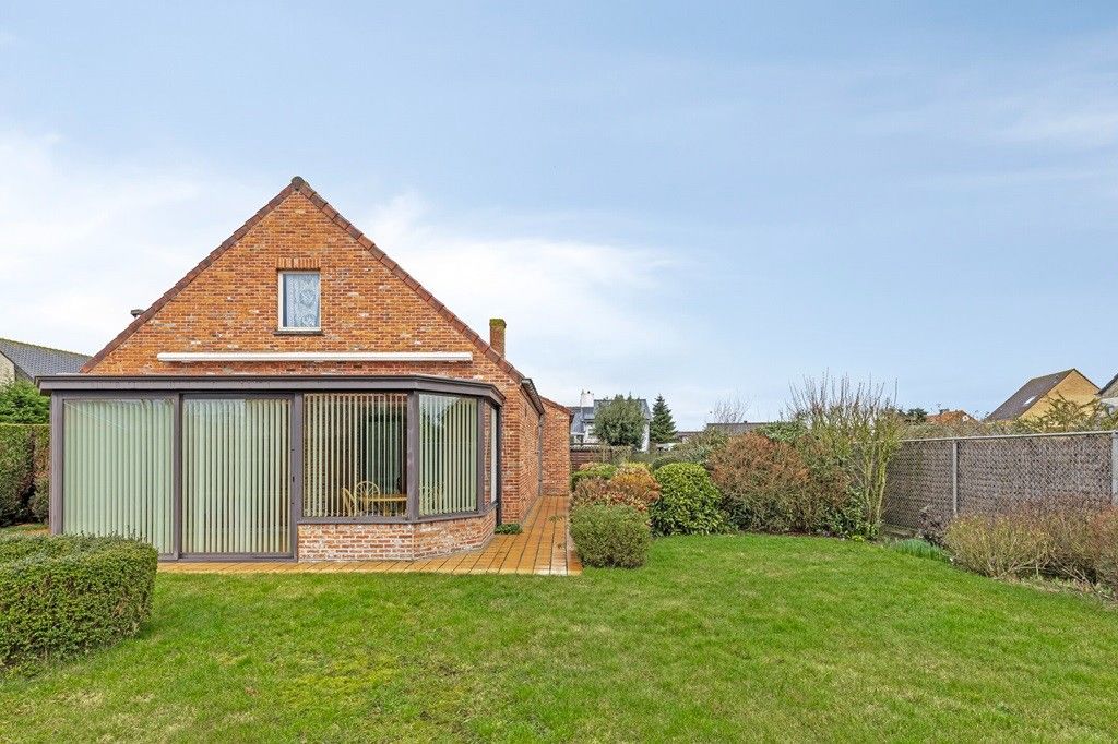 ADINKERKE: Zonnige bungalow/villa op mooie hoekligging met 2 slaapkamers en badkamer op het gelijkvloers, ruime garage en onderhoudsvriendelijke tuin op 633m² grondopp. foto 21