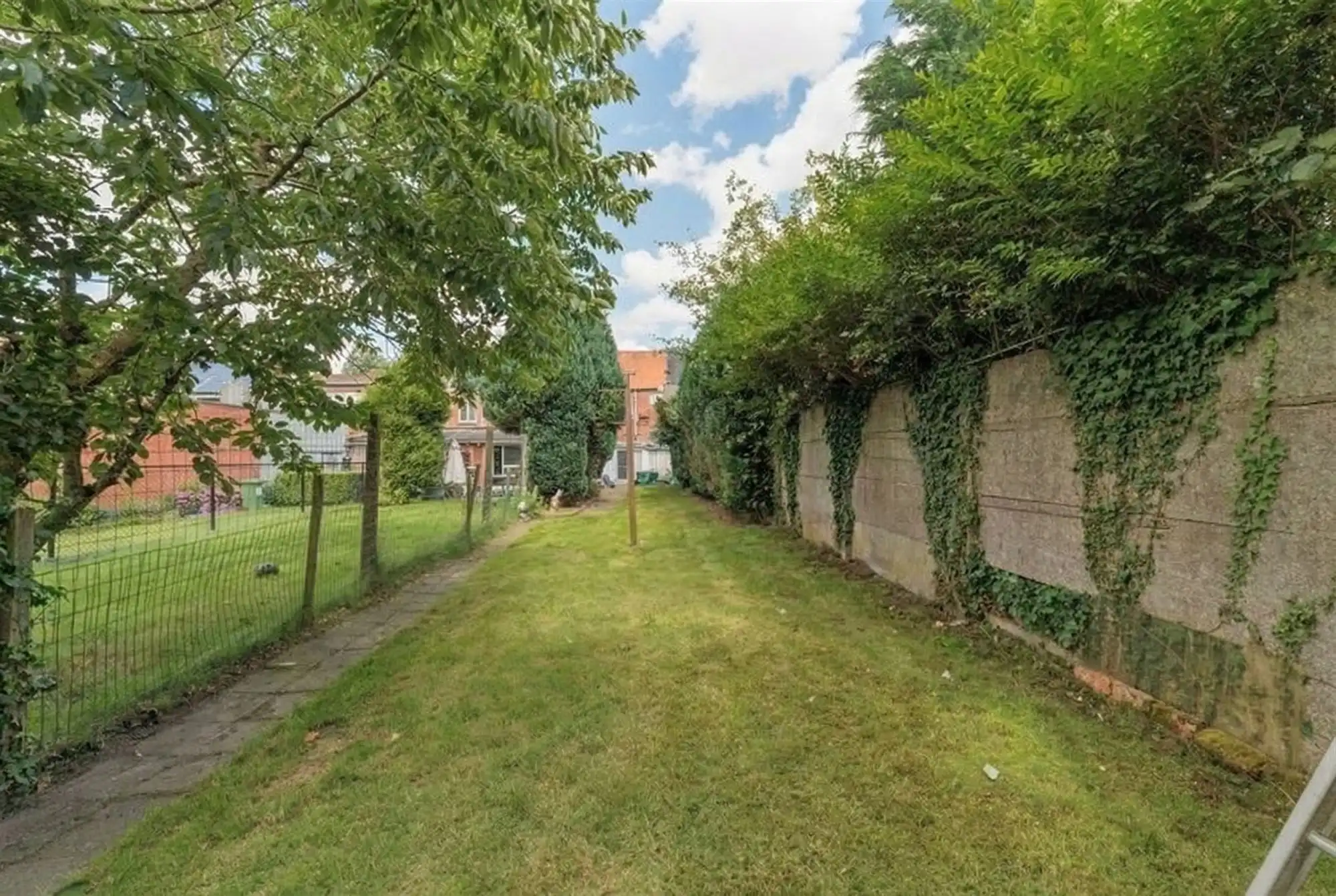 Te renoveren huis met drie slaapkamers en grote tuin foto 3