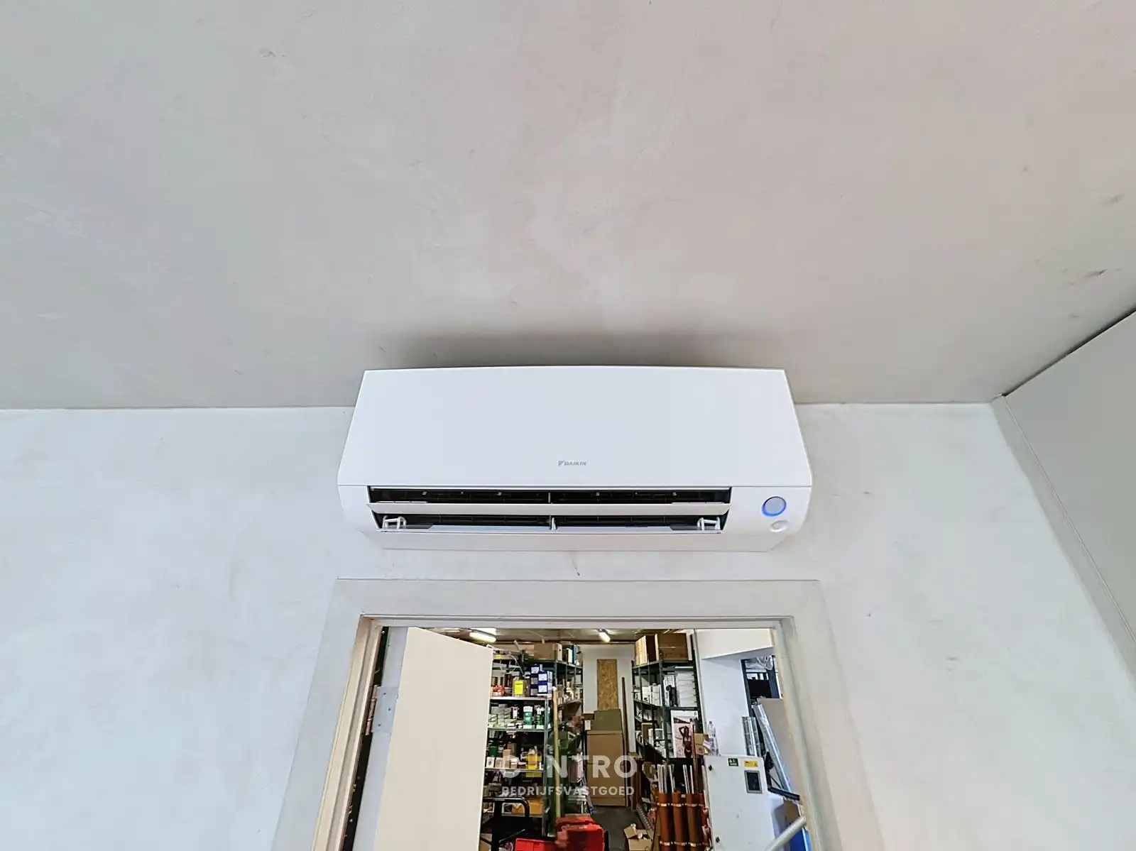 Uniek, betaalbaar aanbod: Instapklaar en goed geïsoleerd MAGAZIJN met KANTOOR, voorzien van alle comfort (airco, keuken, sanitair, ...). Op een boogscheut van Brugge centrum! foto 13