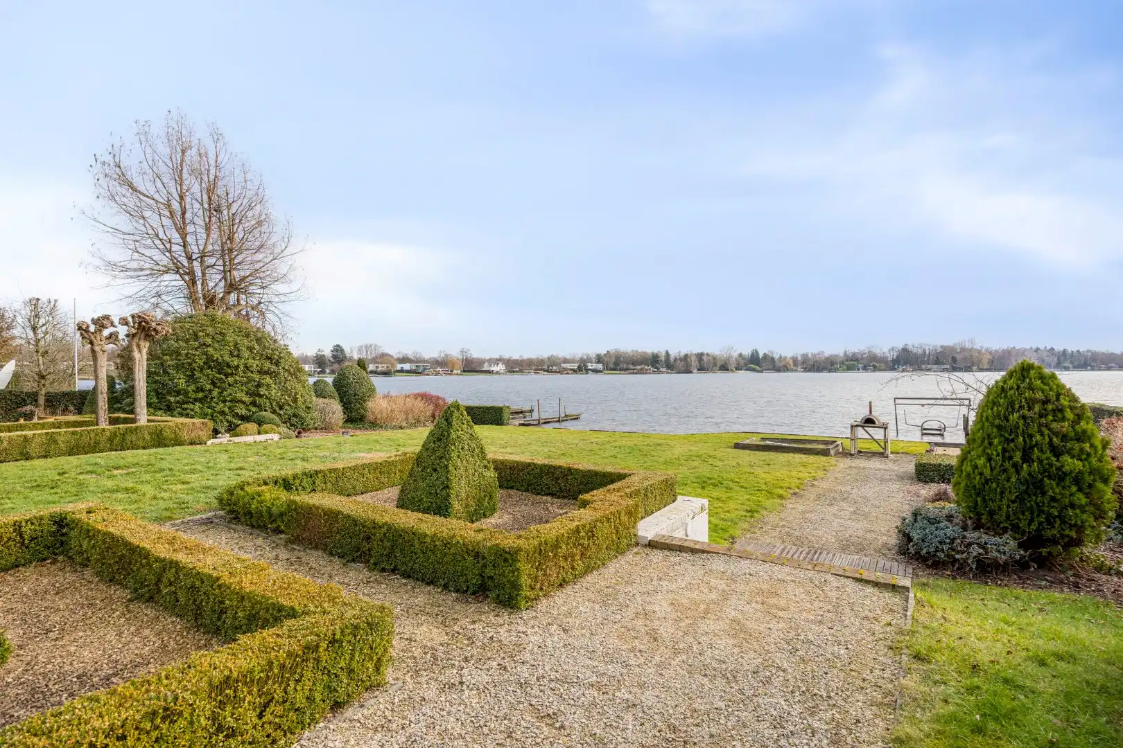 !! NIEUWE VOORWAARDEN !! Villa op een uiterst exclusieve locatie aan een prachtig privémeer foto 35