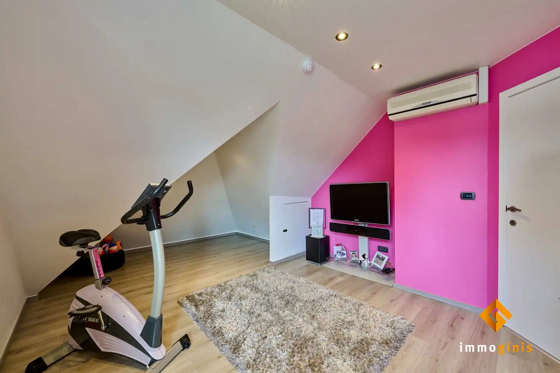 Luxueuze woning met 3 tot 5 slaapkamers en zéér grote, vrijstaande garage op een mooi perceel van 9a60ca. foto 20