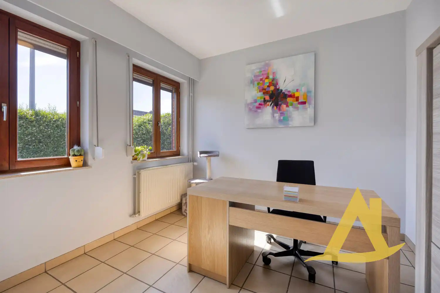 RUSTIG GELEGEN, INSTAPKLARE WONING MET TUIN RONDOM EN RUIME OPRIT foto 4