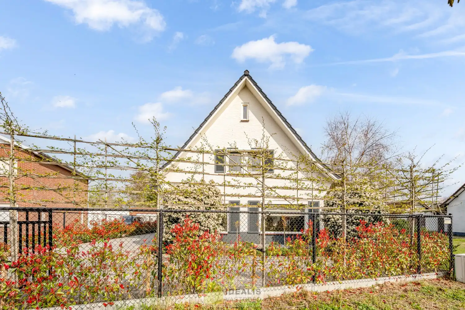 Recent gerenoveerde en perfect onderhouden eengezinswoning met lichtrijke leefruimte, praktisch uitgeruste keuken, 3 slaapkamers, knappe badkamer en knap bijgebouw! foto 2