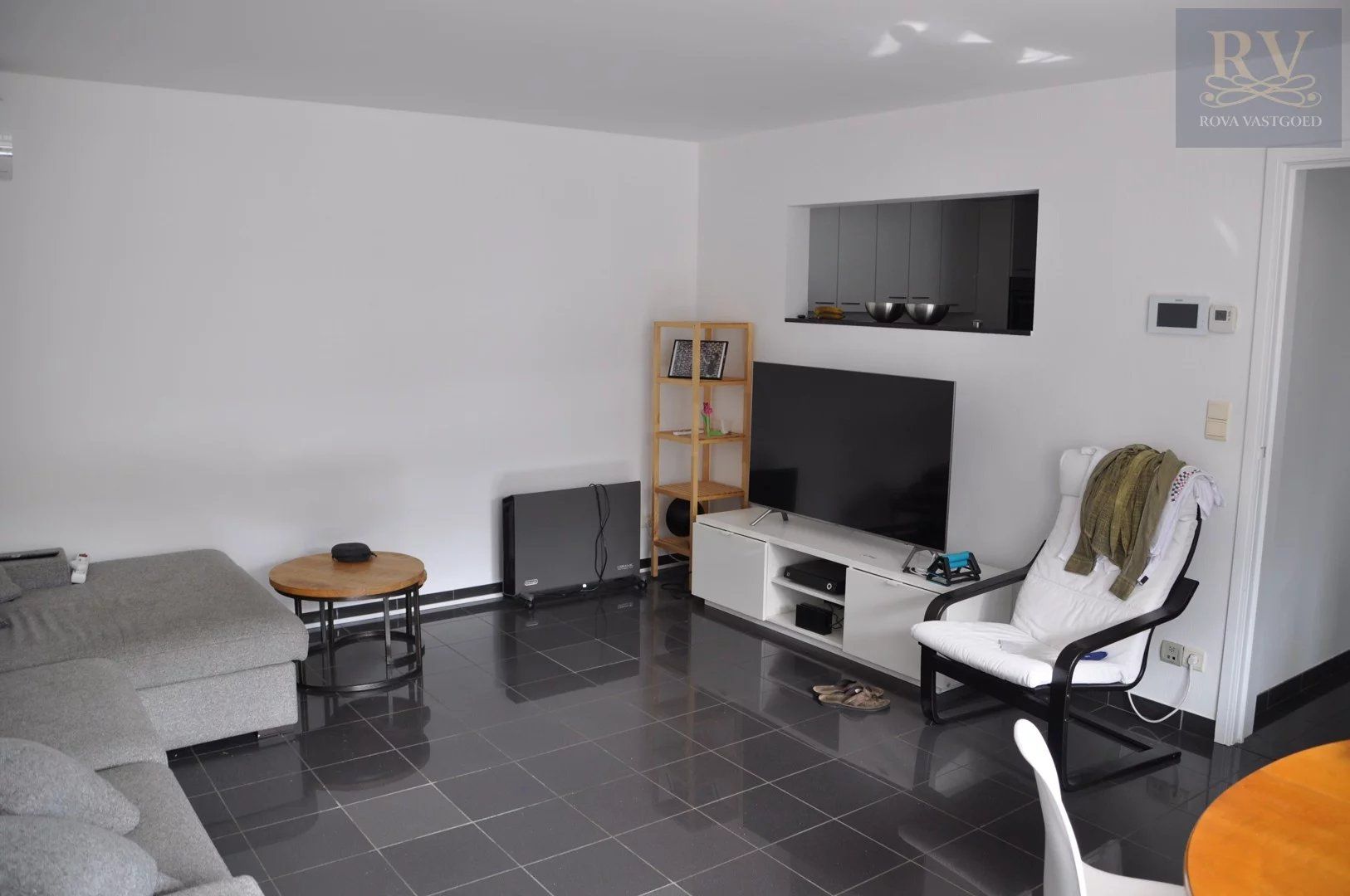 INSTAPKLAAR EN GEZELLIG DUPLEX-APPARTEMENT MET 2 SLPK'S NABIJ CENTRUM HASSELT foto 2