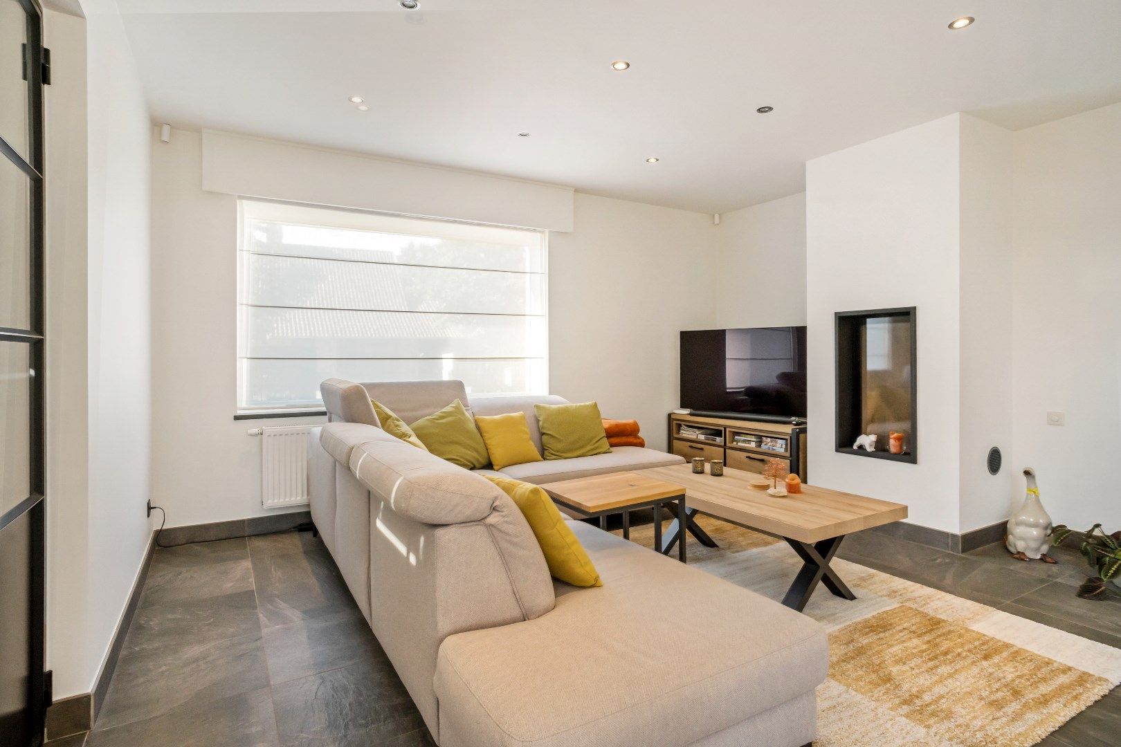 Deze prachtige woning werd 10 jaar geleden volledig gerenoveerd en biedt een moderne en comfortabele leefomgeving. foto 2