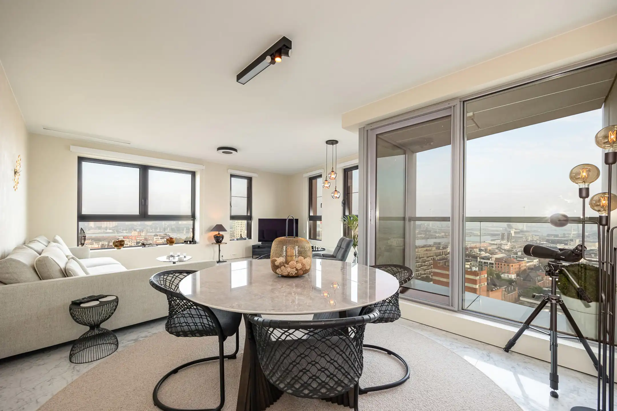 Uniek luxe appartement te residentie London Tower foto 5