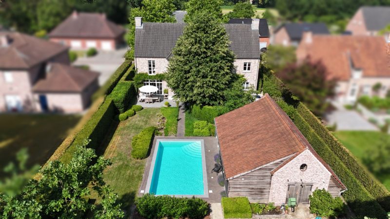 Exclusieve villa van 374m² op 16 are met openluchtzwembad foto {{pictureIndex}}