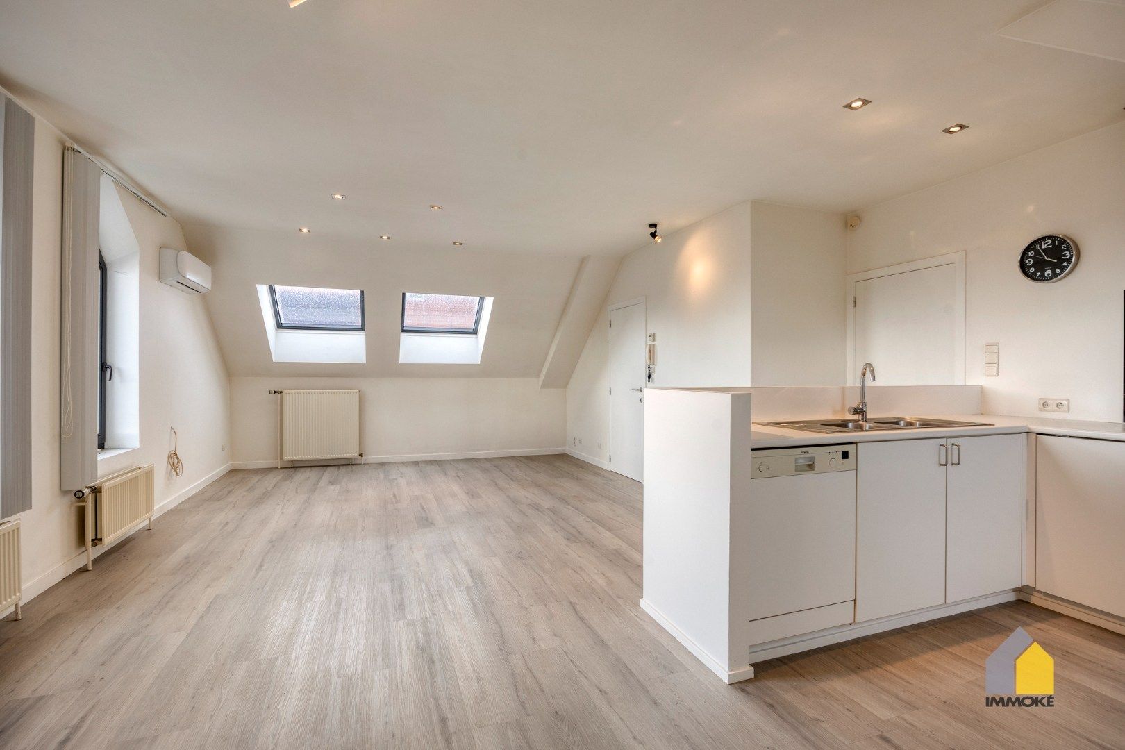 Modern appartement met 2 slpks en parking. foto 6