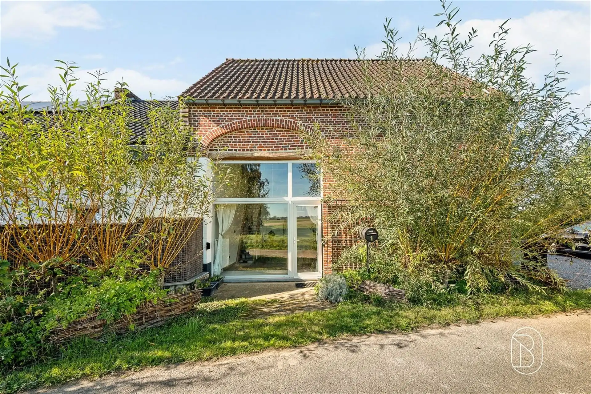 Gerenoveerde hoeve met veel lichtinval op 3.800 m² foto 2
