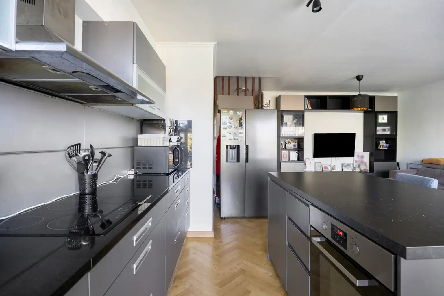 Gerenoveerd appartement met twee slaapkamers en parking foto 9