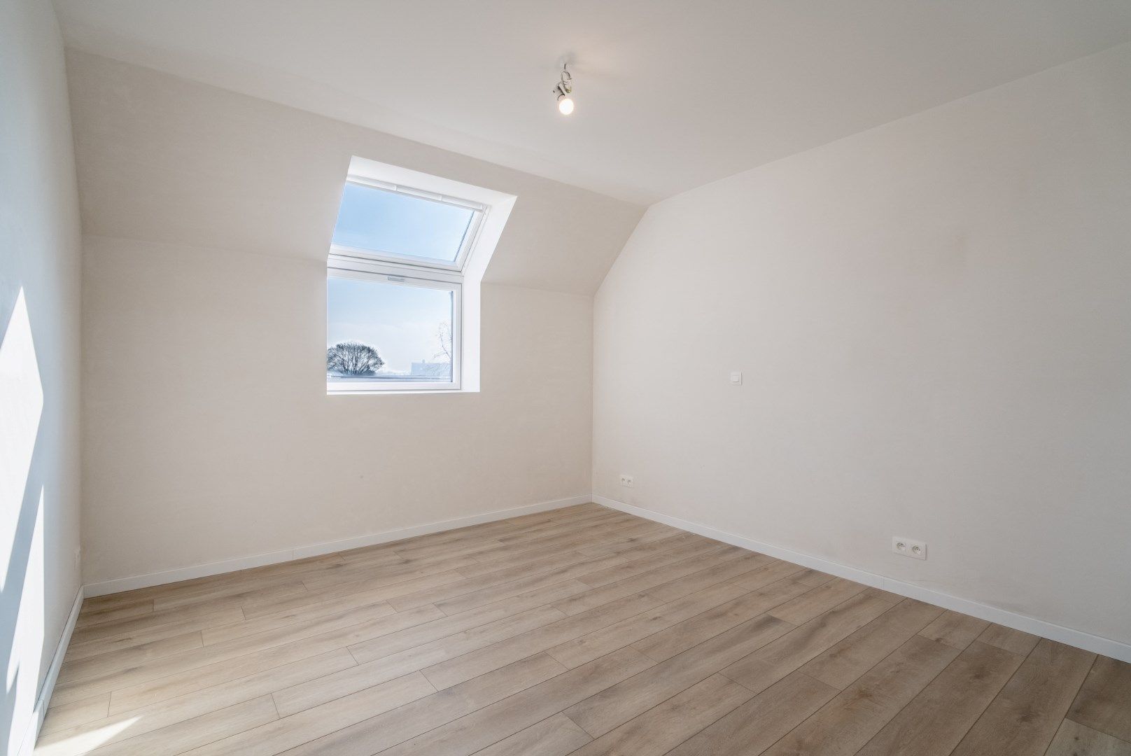 Aangenaam dakappartement met 2 slaapkamers en terras op de tweede verdieping, in Residentie Escautval. foto 6