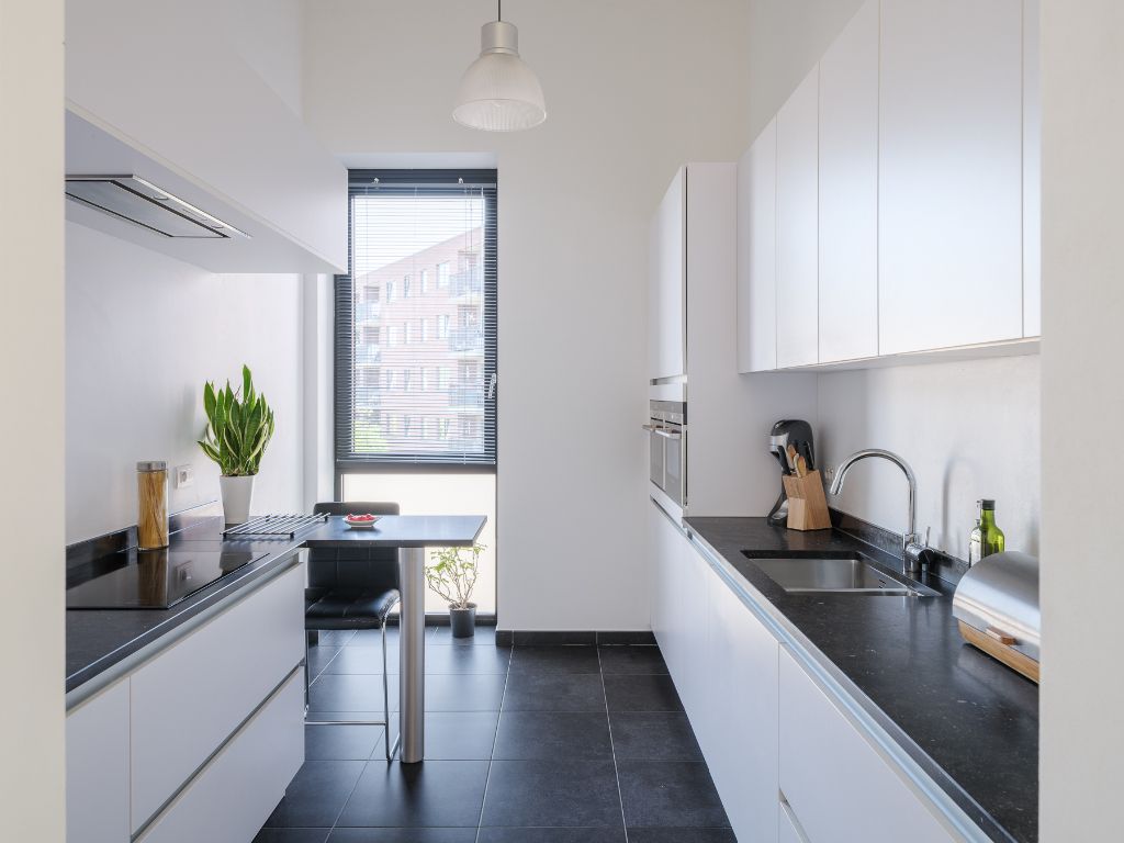 Ruim en lichtrijk 2-slaapkamerappartement met zonneterras in een groene en rustige omgeving vlakbij de Coupure. foto 9