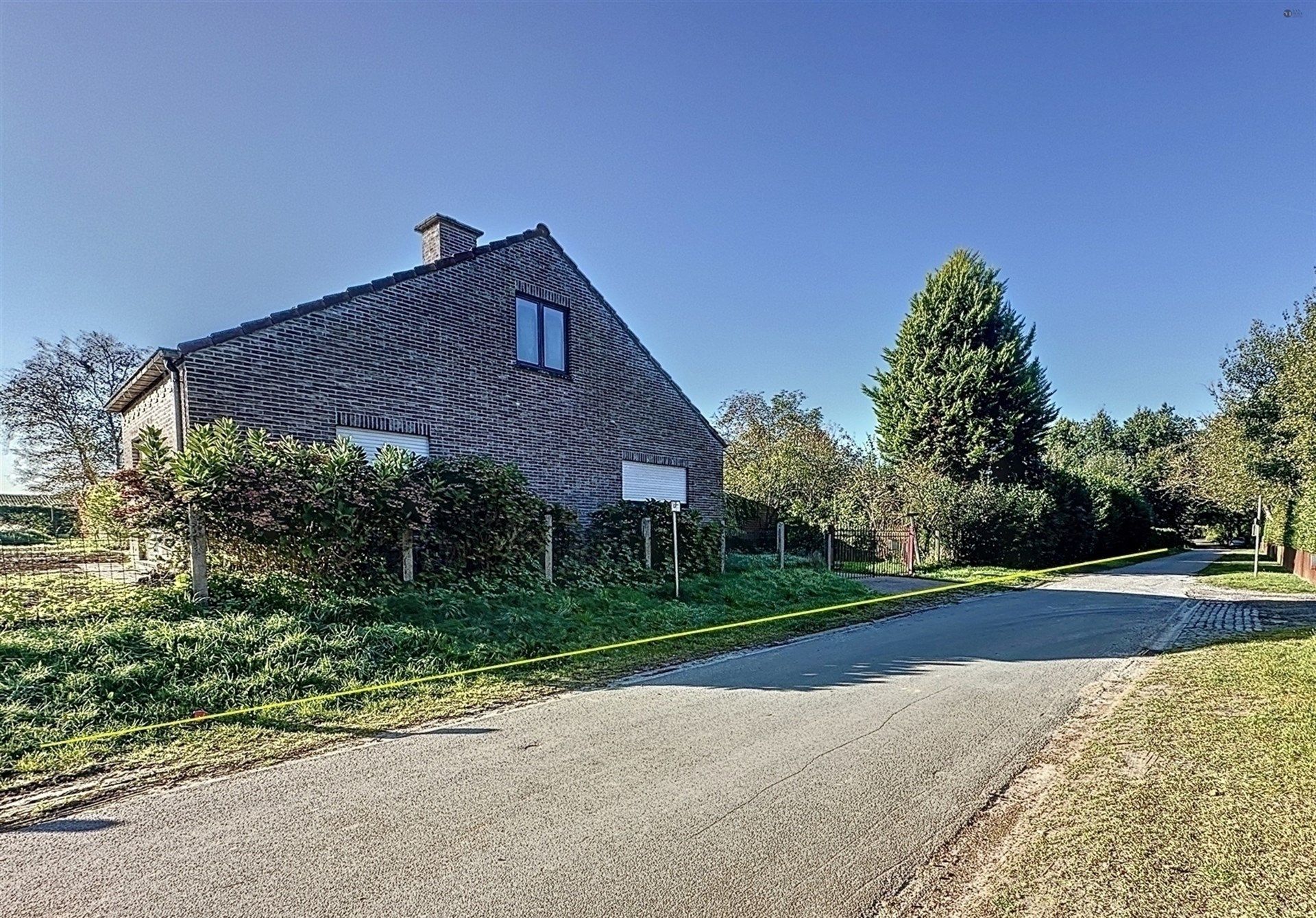 Hoofdfoto van de publicatie: Charmante woning met bijgebouwen op 2435m². 