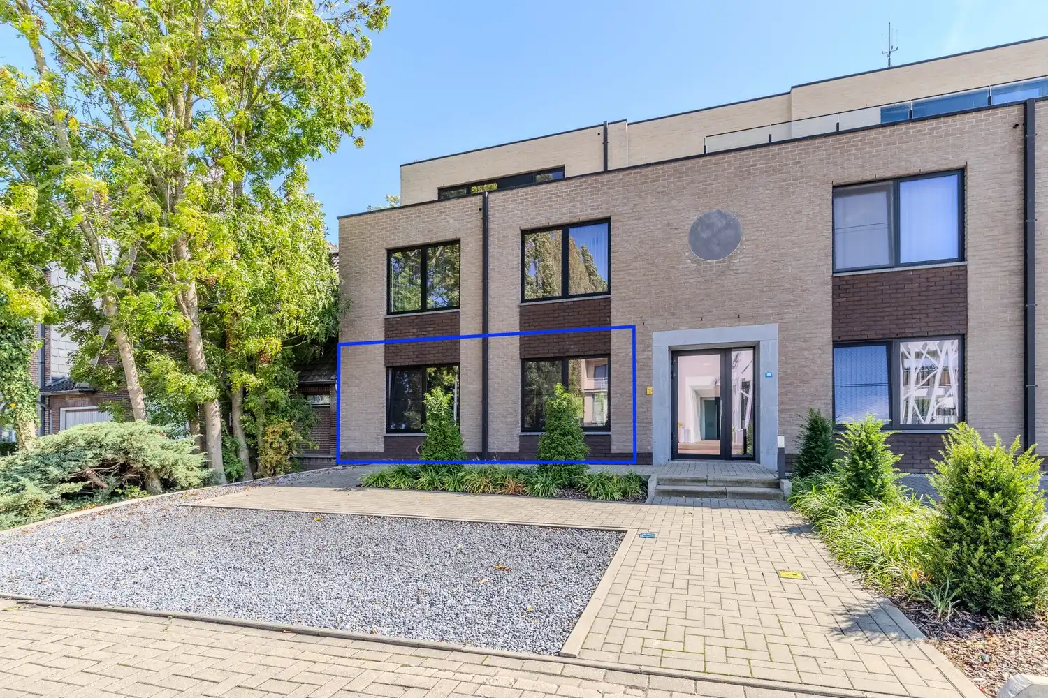 Stijlvol gelijkvloers 2-slaapkamerappartement met 2 badkamers, ruim terras en stadstuin in Lanaken foto 4