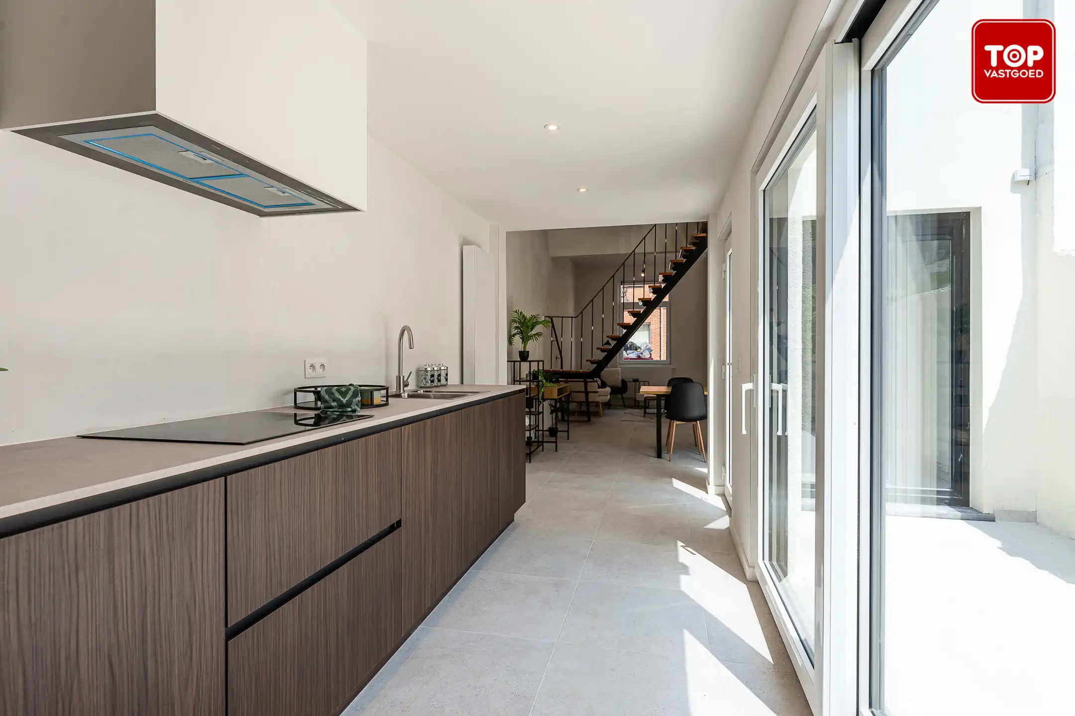 Instapklare, totaal gerenoveerde woning op toplocatie! foto 10