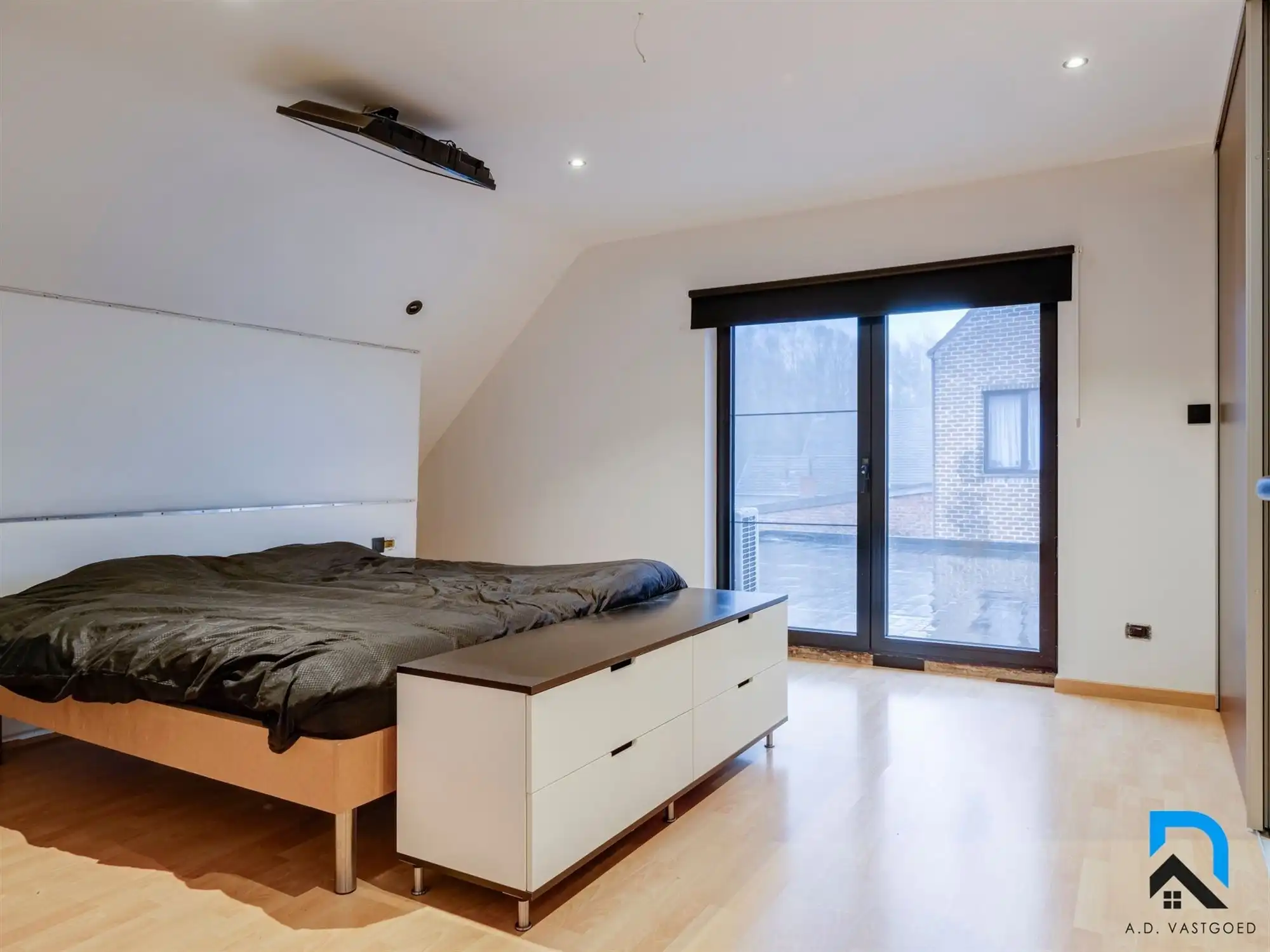 Ruime woning met prachtige tuin foto 24