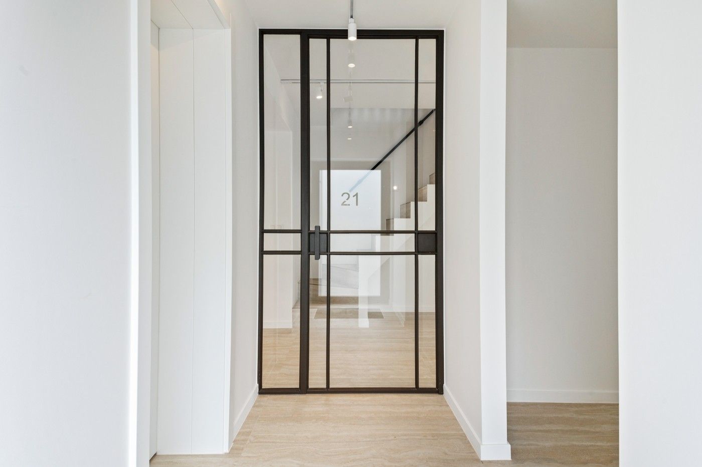 Prachtig gerenoveerde, vrijstaande woning met 4 slpk., tuin en polyvalent bijgebouw foto 2