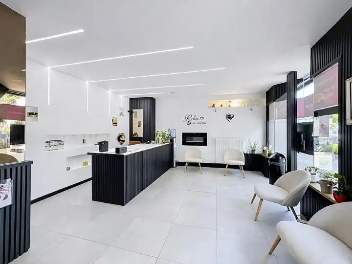 Ruim handelspand met wellness, tuin en tal van mogelijkheden op 1.360 m² grond foto 2