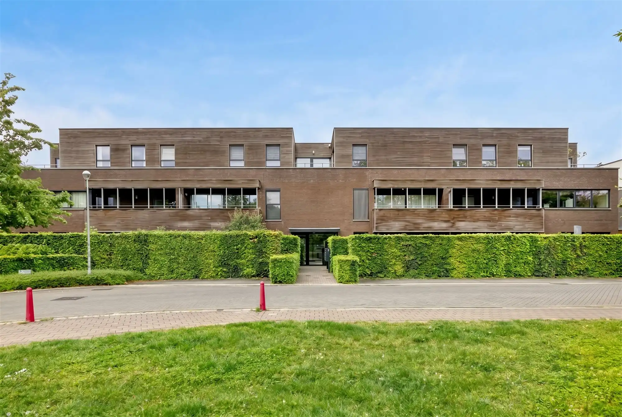 Hoogwaardig afgewerkt gelijkvloers appartement met terras foto 2