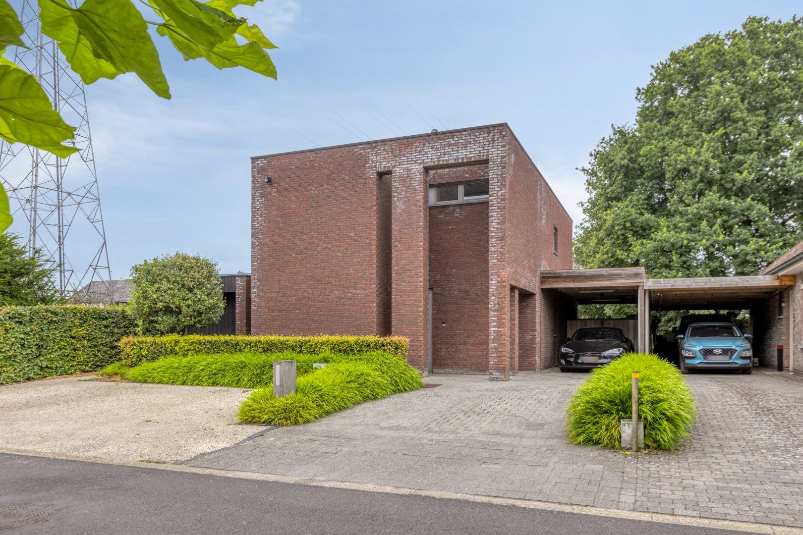 Moderne, instapklare gezinswoning met 3 slpks in een doodlopende straat te Mol-Donk !  foto {{pictureIndex}}