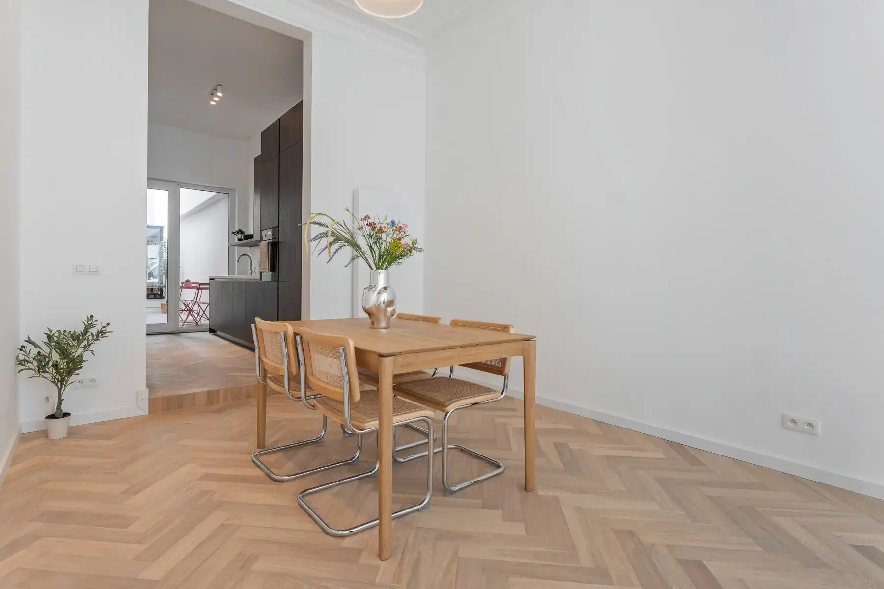 Stijlvol gerenoveerd appartement met stadskoer in Zurenborg foto 6