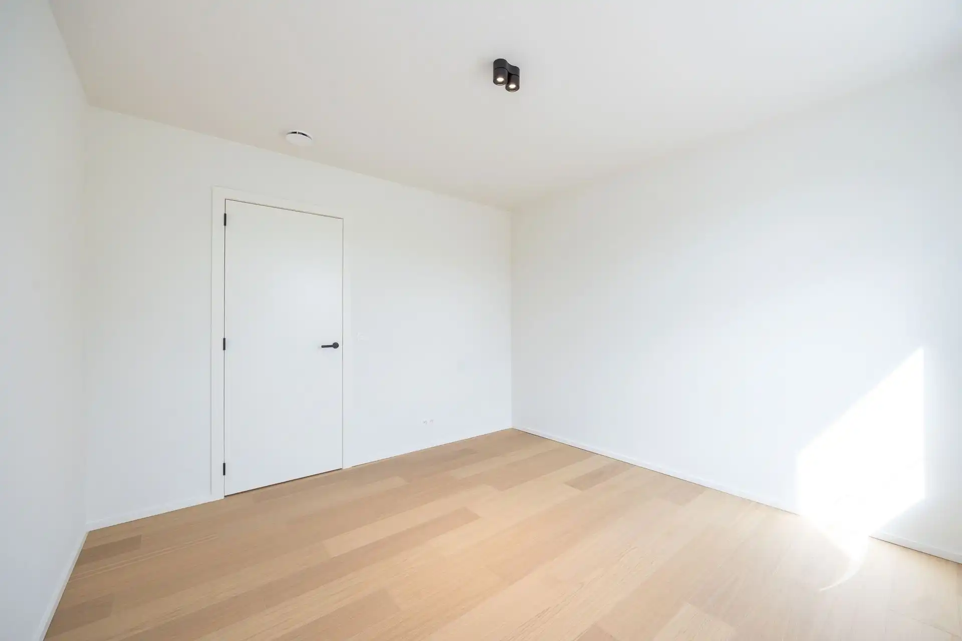 Nieuwbouwwoning met 4 slaapkamers en twee badkamers! foto 19