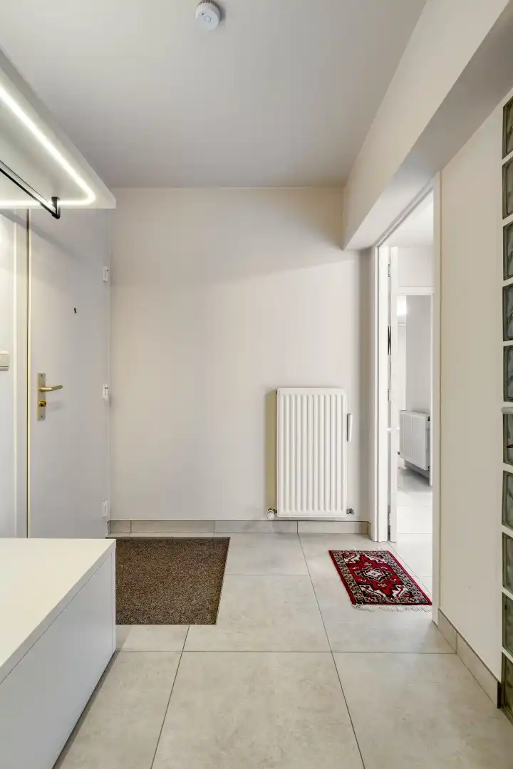 Ruim 2-slaapkamer appartement met parkeerplaats in Halle foto 3