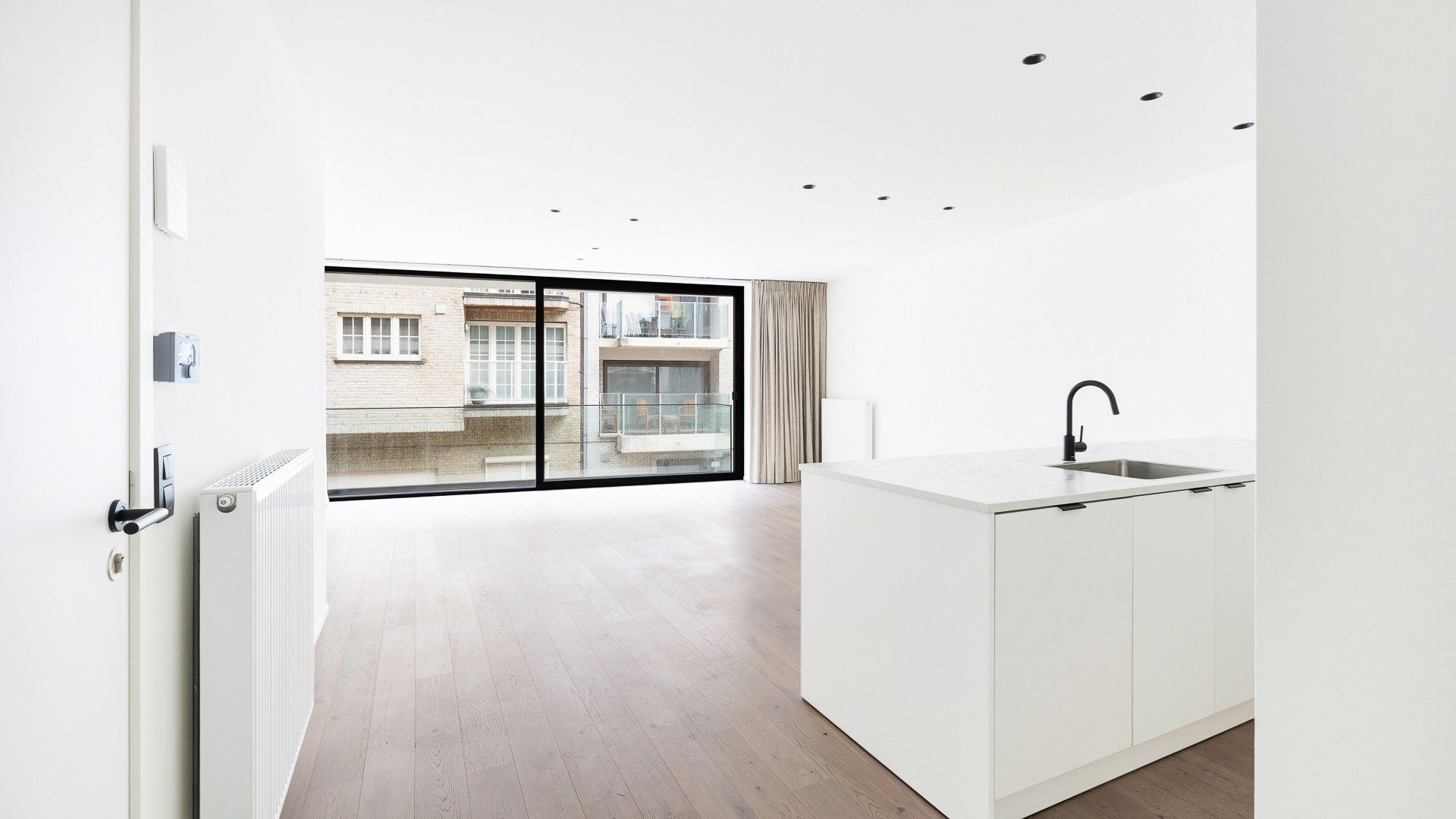 Nieuw appartement met 2 slaapkamers centraal gelegen te Heist foto 2