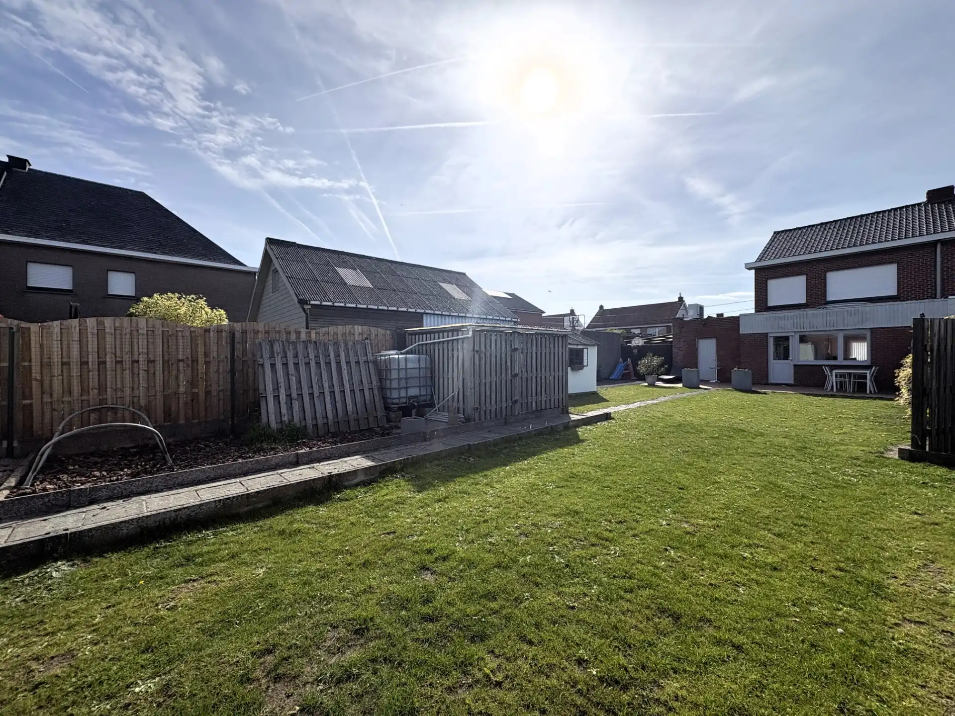 Gerenoveerde half open woning met garage foto 15