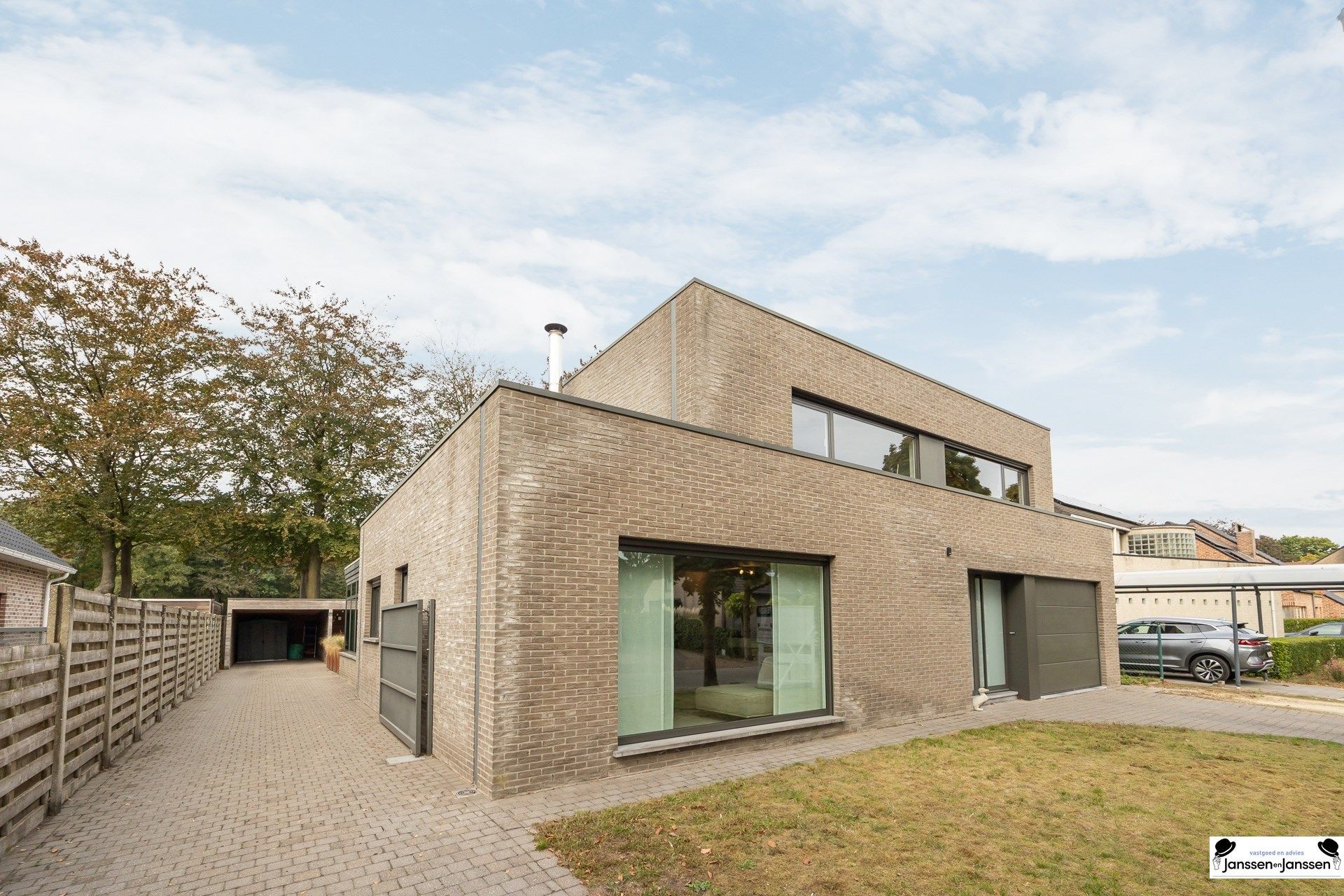 Instapklare, volledig gerenoveerde woning op royaal perceel! foto {{pictureIndex}}