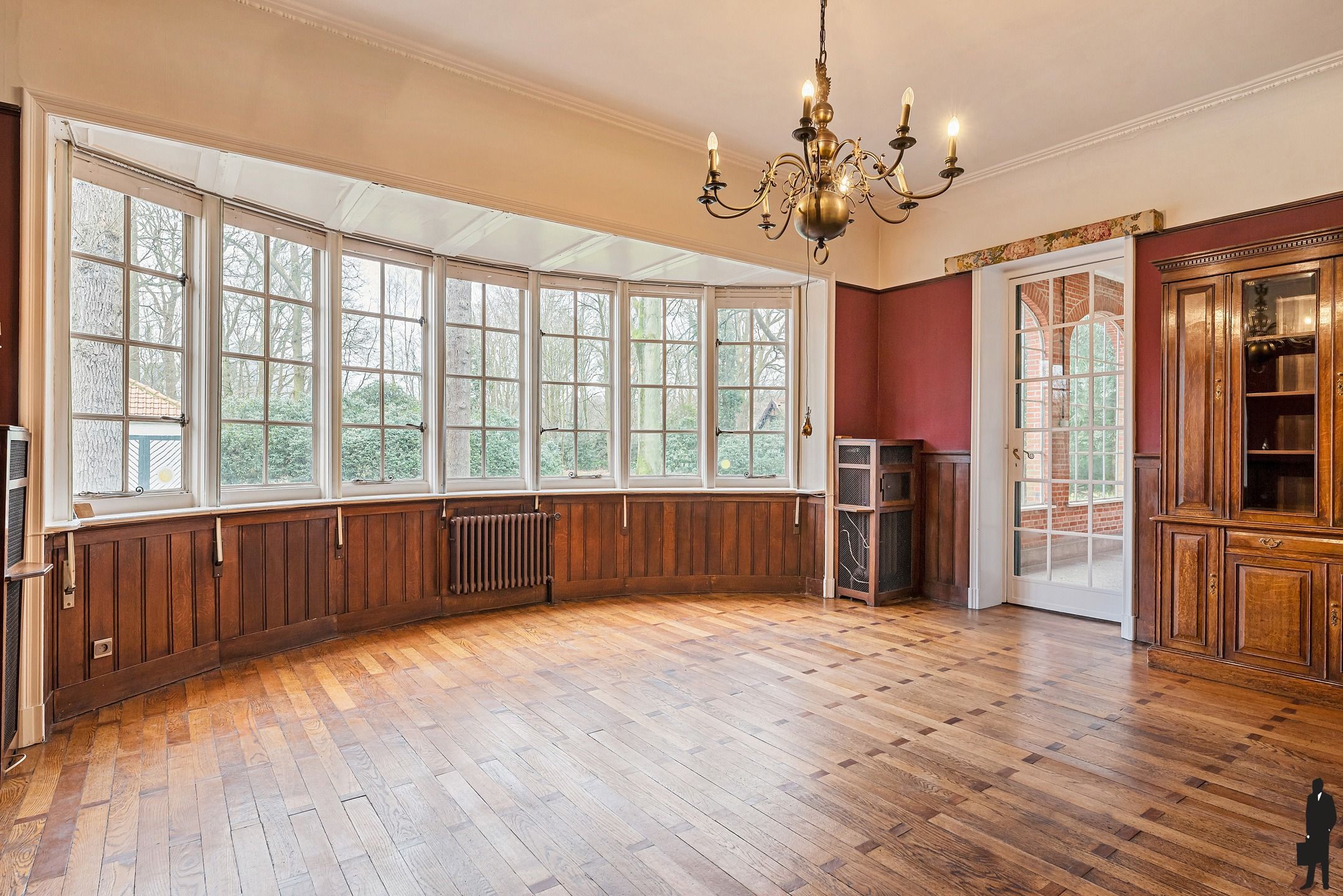 In Vriesdonk, rietgedekte karaktervolle villa met authentieke elementen, prachtige parktuin, hoge plafonds en veel verbouwingspotentieel!  Grondoppervlakte  is ca. 9127m². foto 4