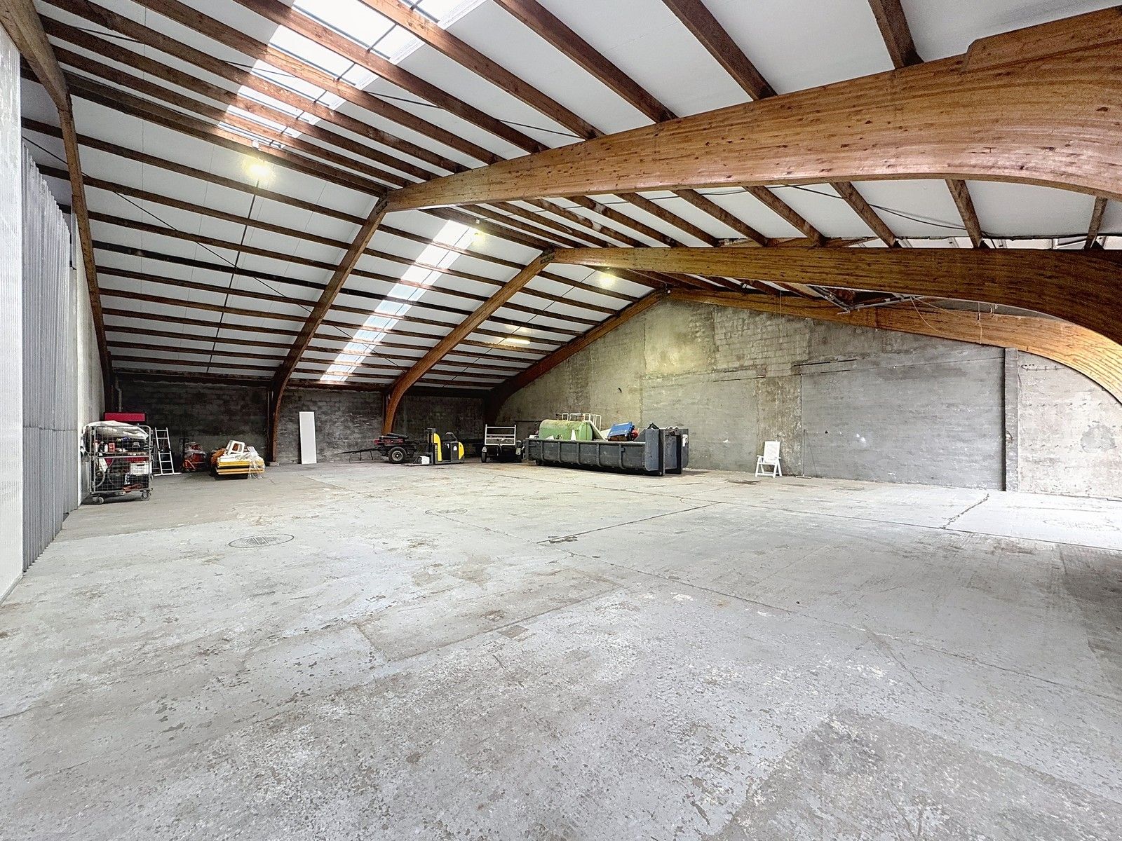 Instapklaar en geïsoleerde OPSLAGRUIMTE (384m²) met hoge sectionaalpoort op TOP-LIGGING te 8200 Brugge (Sint-Michiels)! foto 5