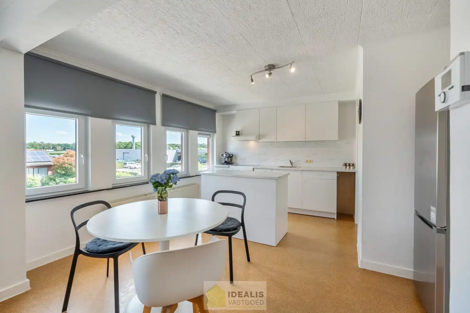 IDEALIS VASTGOED – EENGEZINSWONING MET EEN KNAPPE LEEFRUIMTE MET OPEN HAARD EN AANSLUITEND OPEN MODERNE KEUKEN, EEN HEERLIJKE VERANDA, MOGELIJKHEID TOT 4 SLAAPKAMERS, 2 BADKAMERS, 2 GARAGES EN EEN RUIM WERKHUIS MOMENTEEL INGERICHT ALS LOUNGERUIMTE, VOLLEDIG AANGELEGD MET EEN KNAPPE TUIN OP EEN PERCEEL VAN 8A 65CA! Deze ruime gezinswoning omvat +- 204m² netto bewoonbare oppervlakte met een aangename woonkamer bestaande uit zit-en eetgedeelte, een open moderne keuken, veranda, mogelijkheid tot 4 slaapkamers en 2 badkamers. Momenteel is de woning ingericht als 2 aparte woongelegenheden. Tevens beschikt de woning over een apart garagegebouw bestaande uit 2 garages met achterliggend een werkhuis momenteel ingericht als loungeruimte. Een unieke kans voor kandidaten op zoek naar een ééngezinswoning voorzien van alle faciliteiten op een fijne locatie tussen de centra van Oudsbergen, Bocholt, Bree en Peer! De huidige eigenaar heeft reeds een nieuw dak aangekocht. Dit wordt geplaatst voor de... foto 18