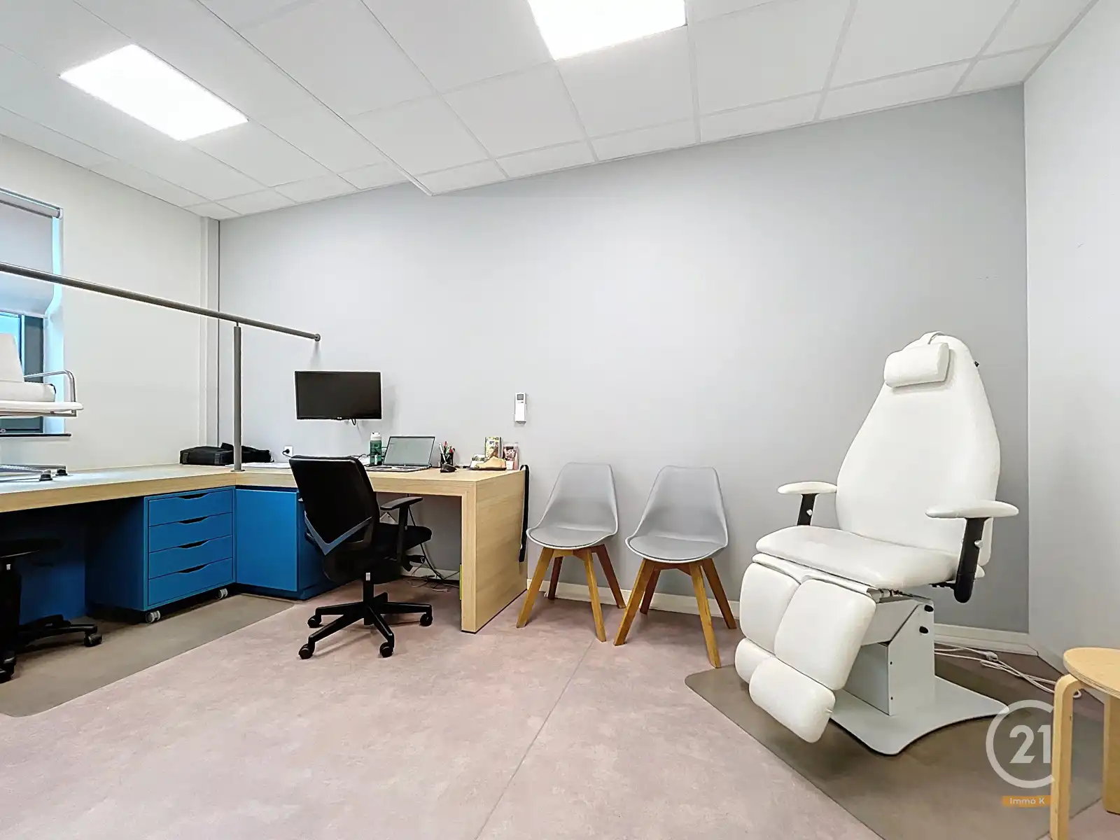 Commercieel gelegen handelsgelijkvloers met 3 privé-parkings foto 11