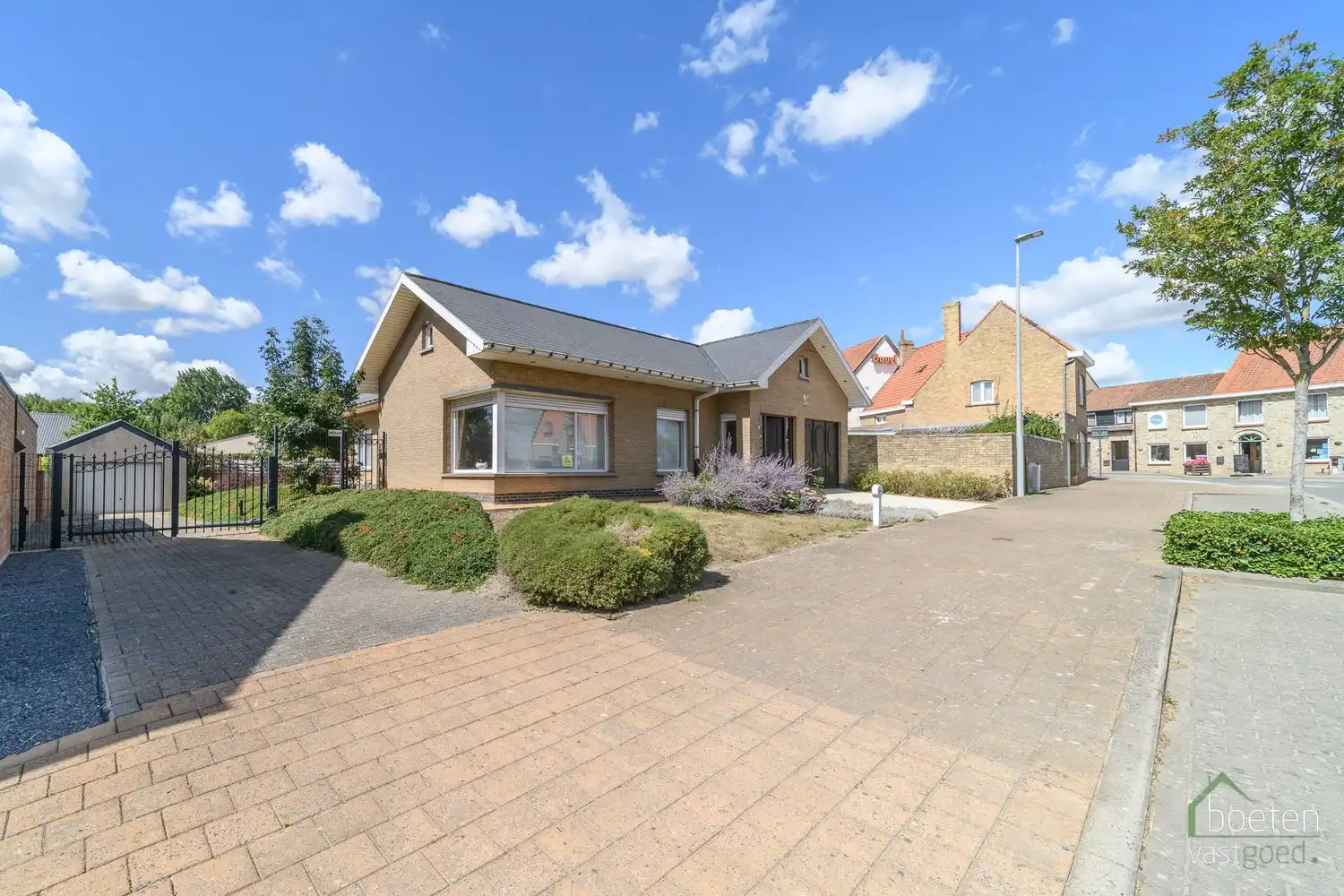 BEVEREN AAN DE IJZER: Zeer degelijke villa-bungalow met alle leefruimtes op het gelijkvloers, ruime garage en tuin op 772m² totale grondopp. foto 24