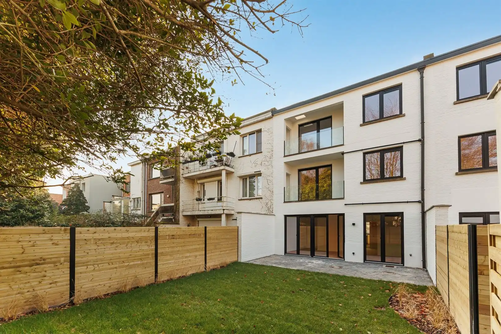 Gerenoveerd appartement met tuin en fietsenberging foto 17