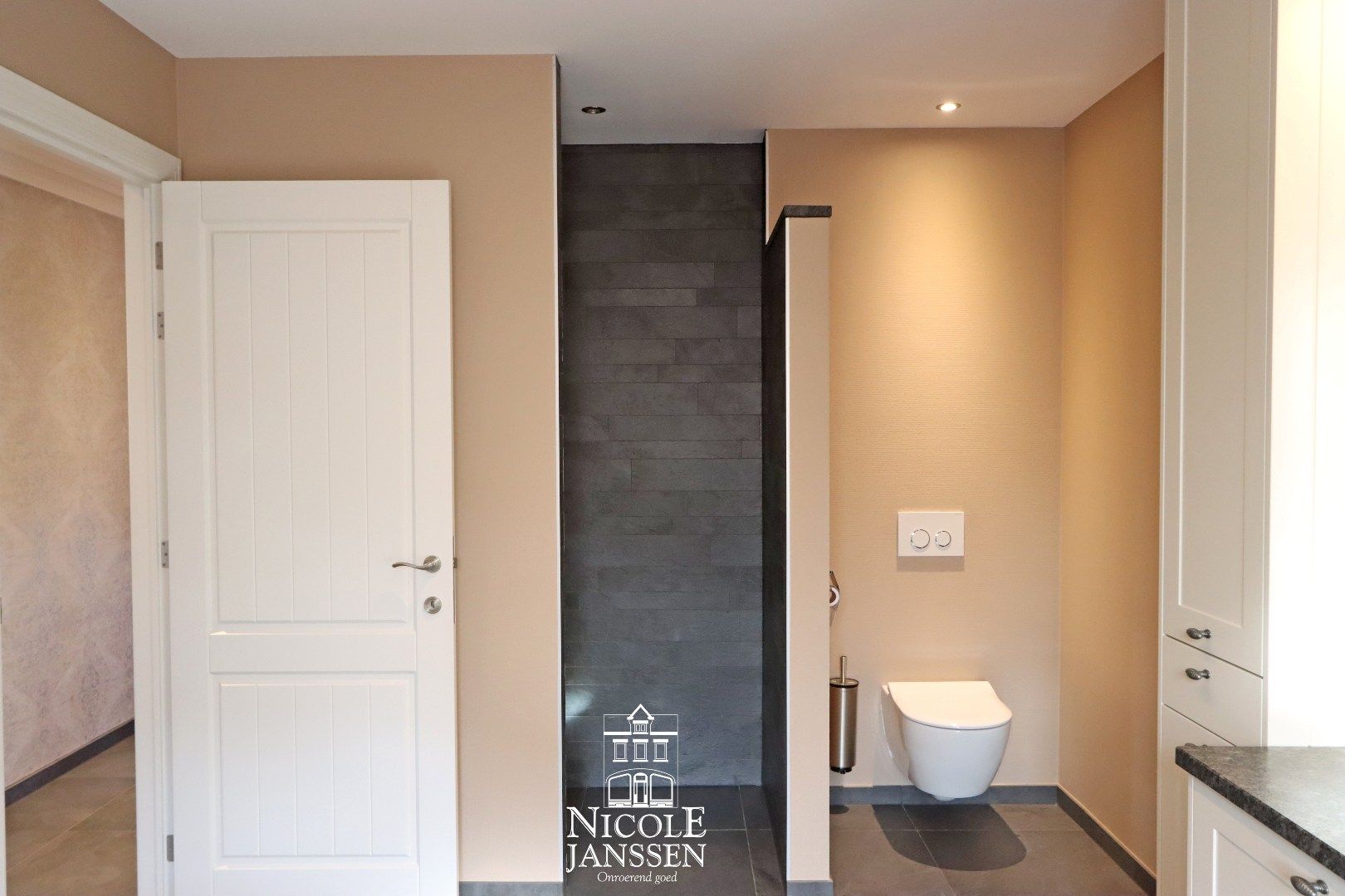 Ruime halfvrijstaande woning  foto 17