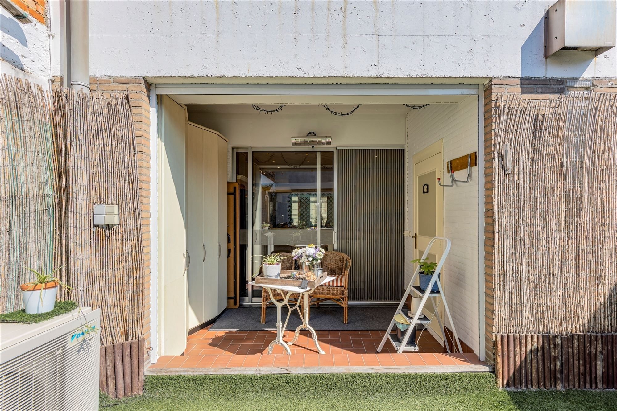 Ruime instapklare woning met grote garage/magazijn foto 10