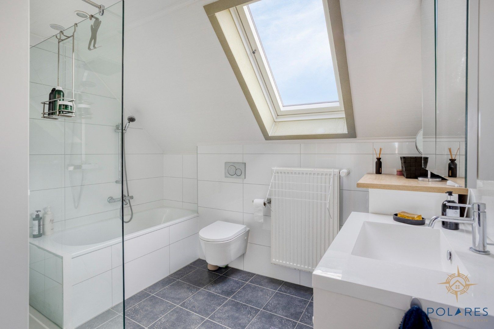 Goed gelegen taverne met woonst en grote parking foto 26