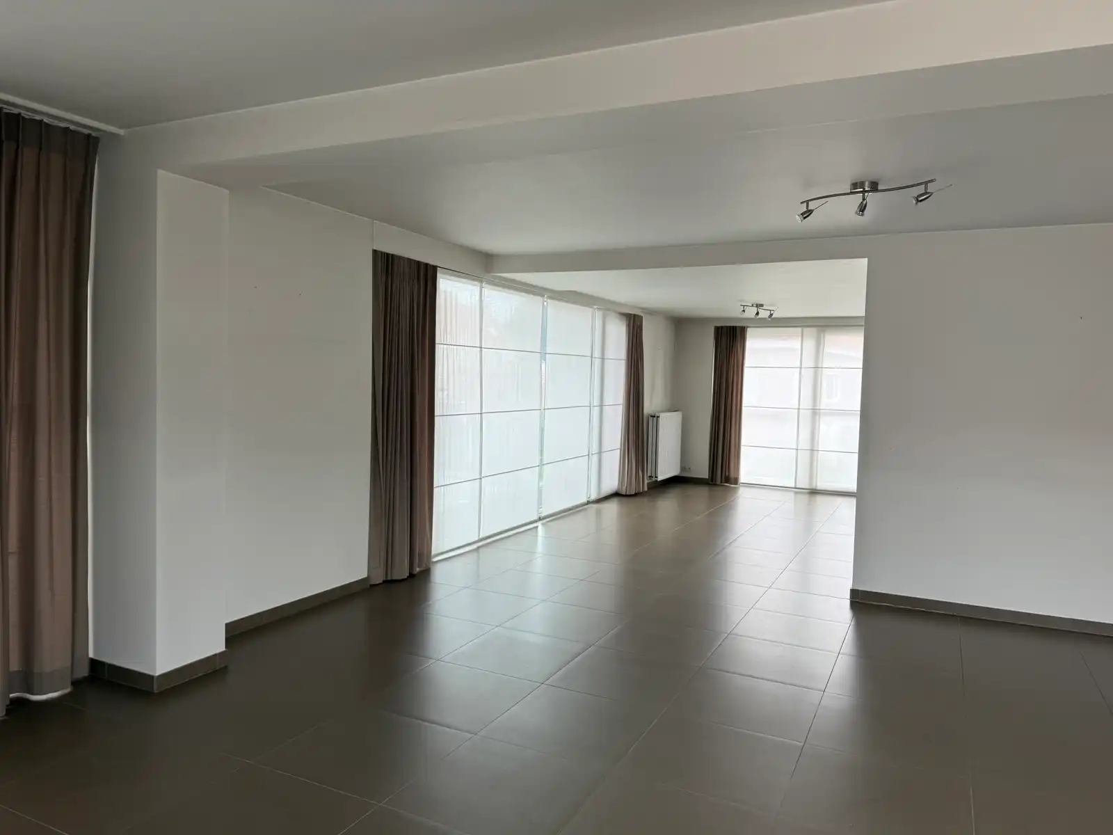 Ruim en lichtrijk duplex appartement op de eerste en tweede verdieping met groot terras in het centrum van Tielt. foto 6